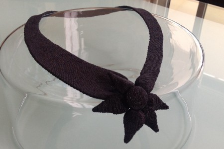 Gehäkelt aus schwarzem Perlenstaub ( Rocailles Größe 20/0 = 0.8 mm)