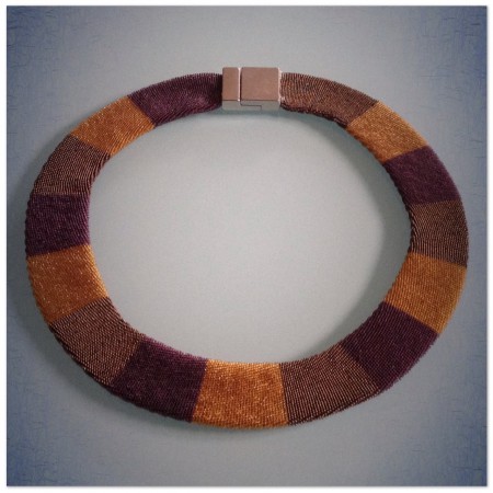 Flach gehäkelt mit Rocailles der Größe 18/0.