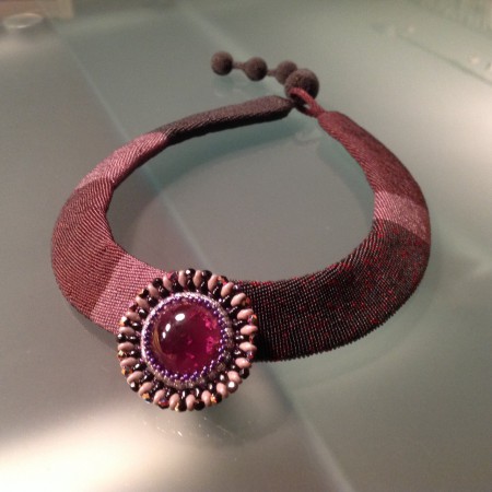 Flach gehäkelt, gefädelter Knopf