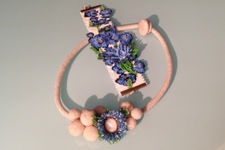 Gehäkelt, gewebt und gefädelt.Inspiriert von Erin Simonetti.