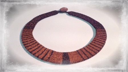 Flach gehäkelt mit Rocailles kleiner 1mm.